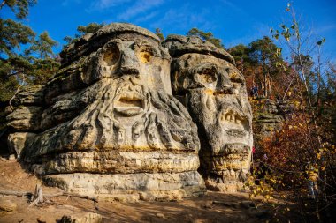 Kum taşı heykelleri Certovy Hlavy - Vaclav Levy tarafından Libechov ve Zelizy arasında oluşturulan Devils Heads, Çek Cumhuriyeti 'nin çam ormanlarında oyulmuş Cliff oymaları, 14 Kasım 2020