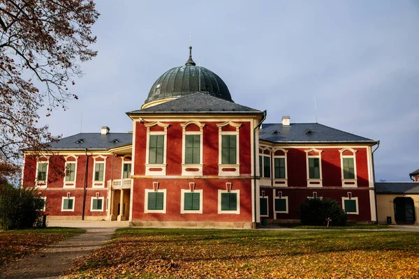 Veltrusy Castillo Rococó Con Parque Jardín Romántico Castillo Barroco Rojo — Foto de Stock