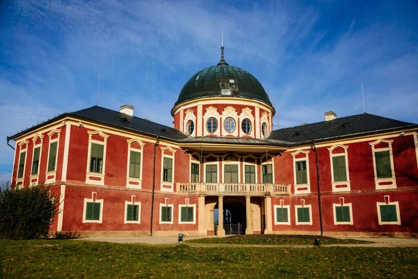 Veltrusy Rococo Kasteel Met Park Tuin Romantisch Barok Kasteel Rood — Stockfoto