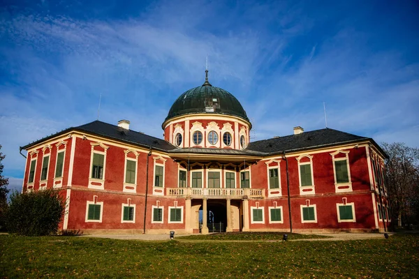 Veltrusy Κάστρο Rococo Πάρκο Και Κήπο Ρομαντικό Μπαρόκ Κάστρο Κόκκινο — Φωτογραφία Αρχείου