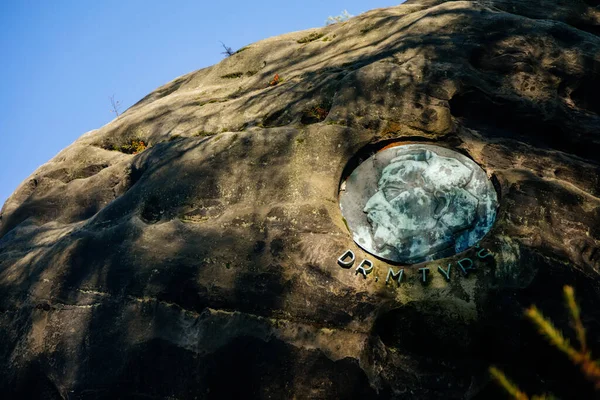 Bas Lättnad Miroslav Tyrs Sten Close Erosion Holes Sandstone Rock — Stockfoto
