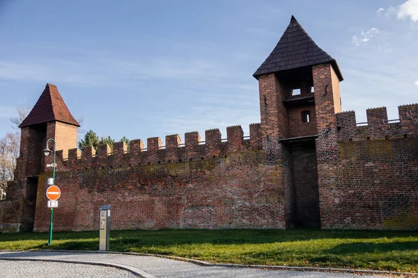 Silhuette Fortificazione Cittadina Con Merlatura Torre Avvistamento Nella Soleggiata Giornata — Foto Stock