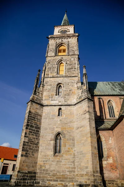 Середньовічна Католицька Церква Святого Джилджі Готичною Високою Годинниковою Вежею Сонячний — стокове фото