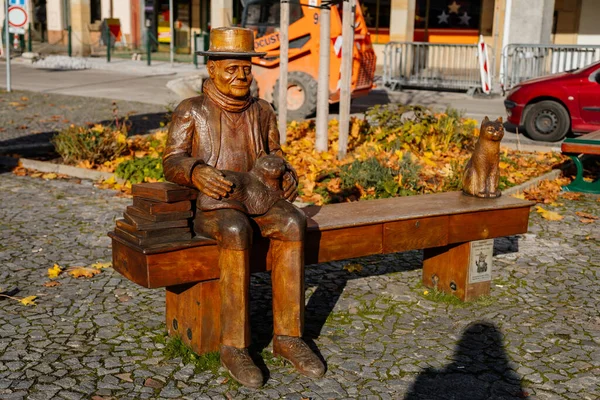 Escultura Madera Del Escritor Checo Bohumil Hrabal Bohumil Hrabal Sentado — Foto de Stock