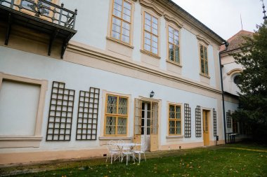 Loucen Rococo şatosu, sonbahar günü labirent ve labirentlerle çevrili geniş bir İngiliz parkı, romantik barok şatosu ve bahçeleri ile çevrilidir, Merkez Bohemya, Çek Cumhuriyeti, 17 Kasım 2020