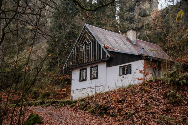 Piccola Vecchia Casa Legno Bianco Vicino Villaggio Mala Skala Tetto — Foto Stock