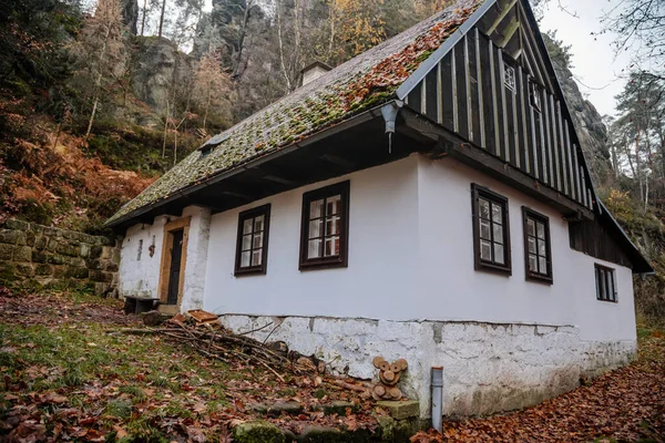 Liten Gammal Vit Trähus Nära Byn Mala Skala Mosstak Traditionell — Stockfoto