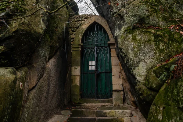 Kamenný Portál Podzimními Listy Gotické Zříceniny Hradu Vranov Panteonem Strmém — Stock fotografie