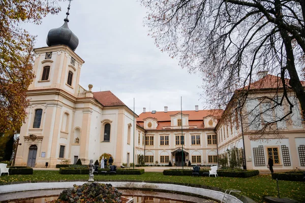 Loucen Rococo Slott Omgivet Stor Engelsk Park Romantisk Barock Slott — Stockfoto