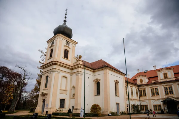 Zamek Loucen Rococo Otoczony Rozległym Parkiem Angielskim Romantyczny Barokowy Zamek — Zdjęcie stockowe