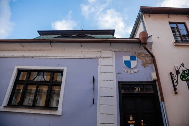 Eski tarihi Kolin, Merkez Bohemya, Çek Cumhuriyeti, 28 Kasım 2020 'de renkli binaları olan dar resimli cadde