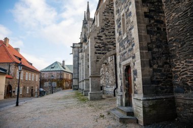 Sarmaşık kaplı duvarı olan bölge müzesi, Dvoraks Tarih Öncesi Müzesi veya Gotik Katedrali yakınlarındaki eski kilise, Ortaçağ taşı St Bartholomews Kilisesi, Kolin, Çek Cumhuriyeti, 28 Kasım 2020