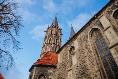 Ortaçağ St. Bartholomews Kilisesi sonbahar gününde, kemerli pencereler, kimeralar ve heykeller, Gotik Katedral ve çan kulesi ile birlikte Kolin, Merkez Bohemya, Çek Cumhuriyeti, 28 Kasım 2020