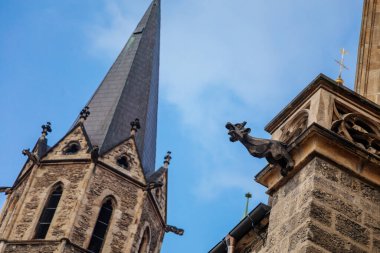 Ortaçağ St. Bartholomews Kilisesi sonbahar gününde, kemerli pencereler, kimeralar ve heykeller, Gotik Katedral ve çan kulesi ile birlikte Kolin, Merkez Bohemya, Çek Cumhuriyeti, 28 Kasım 2020