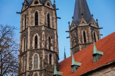 Ortaçağ St. Bartholomews Kilisesi sonbahar gününde, kemerli pencereler, kimeralar ve heykeller, Gotik Katedral ve çan kulesi ile birlikte Kolin, Merkez Bohemya, Çek Cumhuriyeti, 28 Kasım 2020