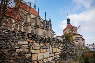 Ortaçağ St. Bartholomews Kilisesi sonbahar gününde, kemerli pencereler, kimeralar ve heykeller, Gotik Katedral ve çan kulesi ile birlikte Kolin, Merkez Bohemya, Çek Cumhuriyeti, 28 Kasım 2020