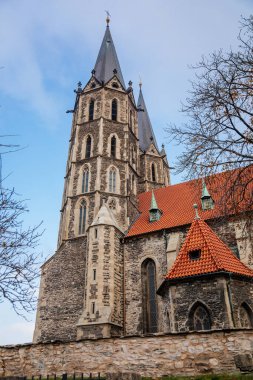 Ortaçağ St. Bartholomews Kilisesi sonbahar gününde, kemerli pencereler, kimeralar ve heykeller, Gotik Katedral ve çan kulesi ile birlikte Kolin, Merkez Bohemya, Çek Cumhuriyeti, 28 Kasım 2020