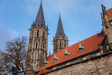 Ortaçağ St. Bartholomews Kilisesi sonbahar gününde, kemerli pencereler, kimeralar ve heykeller, Gotik Katedral ve çan kulesi ile birlikte Kolin, Merkez Bohemya, Çek Cumhuriyeti, 28 Kasım 2020