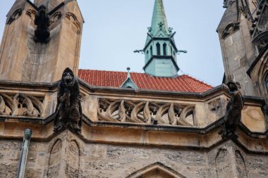 Ortaçağ 'da St Bartholomews Kilisesi' nin sonbahar gününde dar açı manzarası, kemerli pencereler, kimeralar ve heykeller, Gotik Katedral, Kolin, Merkez Bohemya, Çek Cumhuriyeti, 28 Kasım 2020