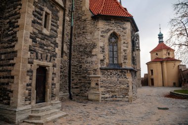 Kolin 'deki Ortaçağ St. Bartholomews Kilisesi, sonbahar gününde Gotik Katedrali ve Ossuary Barok Binası, kemerli pencereler, şempanzeler, Orta Bohemya, Çek Cumhuriyeti, 28 Kasım 2020