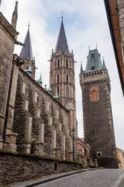 Ortaçağ St. Bartholomews Kilisesi sonbahar gününde, kemerli pencereler, kimeralar ve heykeller, Gotik Katedral ve çan kulesi ile birlikte Kolin, Merkez Bohemya, Çek Cumhuriyeti, 28 Kasım 2020