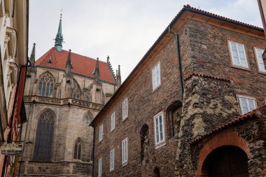 Ortaçağ taşı St Bartholomews Kilisesi, sonbahar günü dar sokağın sonunda Gotik Katedral, kemerli pencereler, şempanzeler ve heykeller, Kolin, Merkez Bohemya, Çek Cumhuriyeti, 28 Kasım 2020