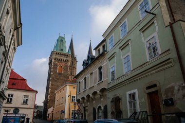 Kolin 'deki eski tarihi merkezde renkli binaları olan dar resimli cadde, sarı sıva ve zemin kat kemerleri olan barok ev, Bohemya, Çek Cumhuriyeti, 28 Kasım 2020