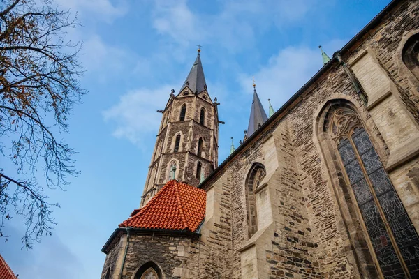 Ortaçağ St. Bartholomews Kilisesi sonbahar gününde, kemerli pencereler, kimeralar ve heykeller, Gotik Katedral ve çan kulesi ile birlikte Kolin, Merkez Bohemya, Çek Cumhuriyeti, 28 Kasım 2020