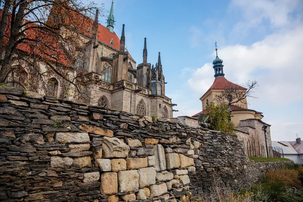 Středověký Kámen Kostel Bartoloměje Podzimním Dni Klenutá Okna Chiméry Chrliče — Stock fotografie