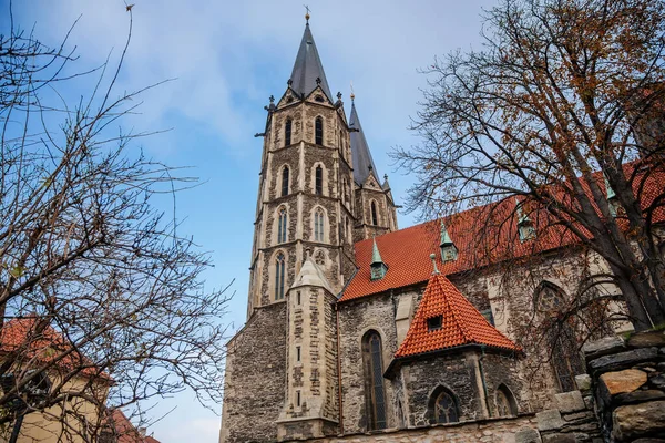 Ortaçağ St. Bartholomews Kilisesi sonbahar gününde, kemerli pencereler, kimeralar ve heykeller, Gotik Katedral ve çan kulesi ile birlikte Kolin, Merkez Bohemya, Çek Cumhuriyeti, 28 Kasım 2020