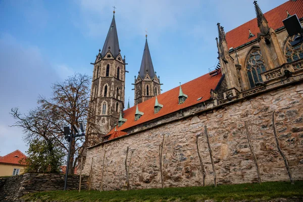 位于捷克共和国波希米亚中部科林市的哥特式大教堂 中古石制的圣巴托罗默斯教堂 拱形窗户 烟囱和石榴石 2020年11月28日 — 图库照片