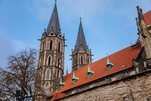 Ortaçağ St. Bartholomews Kilisesi sonbahar gününde, kemerli pencereler, kimeralar ve heykeller, Gotik Katedral ve çan kulesi ile birlikte Kolin, Merkez Bohemya, Çek Cumhuriyeti, 28 Kasım 2020