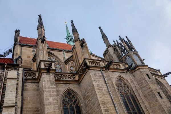 Niedriger Blickwinkel Auf Einen Teil Der Mittelalterlichen Steinkirche Bartholomäus Herbsttag — Stockfoto