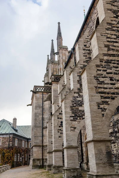 Середньовічний Камінь Церква Святого Варфоломея Восени Арочні Вікна Химери Гарголії — стокове фото