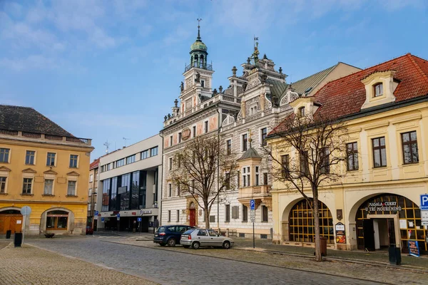 Charles Meydanı Rönesans tarihi ortaçağ belediye binası ile Kolin, Sgrafito duvar dekoru ön cephede, Merkez Bohemya, Çek Cumhuriyeti, 28 Kasım 2020