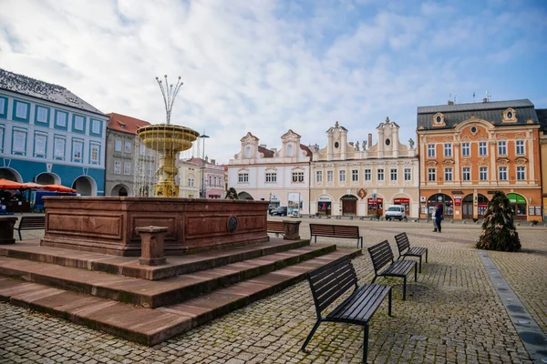 2020年11月28日 捷克共和国波希米亚中部城市查尔斯广场 有巴洛克式喷泉 有粉刷的历史建筑 圣诞装饰品 — 图库照片