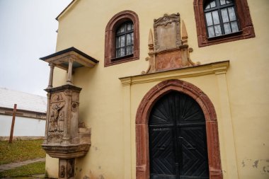 Kutsal Üçlemenin Rönesans Kilisesi, Çek Kardeşler Evanjelik Kilisesi 'nin namaz odası, Jiraskovy sady Cesky Brod, Çek Cumhuriyeti' nin tarihi merkezinde, 28 Kasım 2020