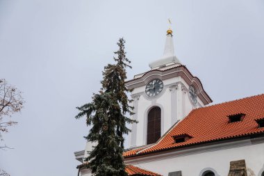 Barok Aziz Gothard Kilisesi Cesky Brod 'un eski tarihi merkezinde, Merkez Bohemya, Çek Cumhuriyeti, 28 Kasım 2020