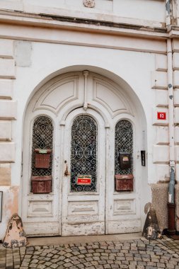 Binaların mimari unsurları, kemer duvarlı eski ahşap kapı, zarif dövülmüş kafes, Cesky Brod, Çek Cumhuriyeti, 28 Kasım 2020