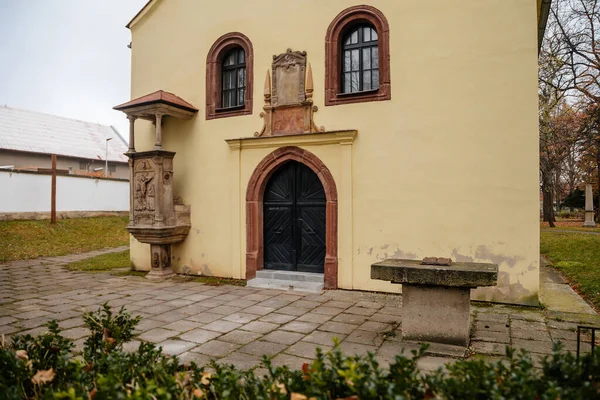 ルネサンス様式の聖三位一体教会 チェコ福音教会の礼拝室兄弟 石造のフス派祭壇 チェコスキ ブロドの歴史的中心部にあるジラスコヴィの聖殿 2020年11月28日 — ストック写真