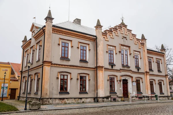 Bulutlu bir sonbahar gününde Husovo Meydanı 'ndaki tarihi neo rönesans ilkokulu binası Cesky Brod, Merkez Bohemya, Çek Cumhuriyeti, 28 Kasım 2020