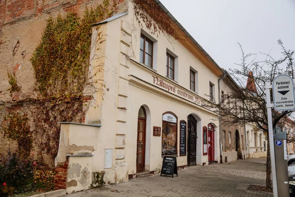 Bulutlu Bir Sonbahar Gününde Husovo Meydanı Cesky Brod Eski Tarihi — Stok fotoğraf