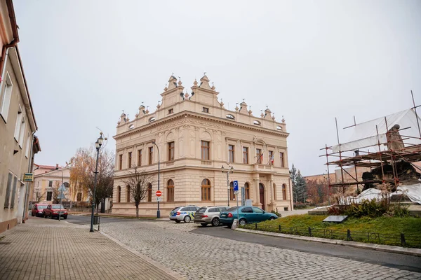 Edifício Neo Renascentista Histórico Prefeitura Cidade Principal Praça Husovo Dia — Fotografia de Stock