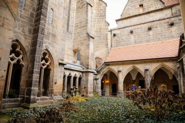 Orta Çağ Gotik Katedrali 'nin (Meissner Dom) iç avlusu, Meissen, Saksonya, Almanya, 08 Aralık 2018' de, kış günü manastır bahçesinde taş kemerler ve heykeller. 