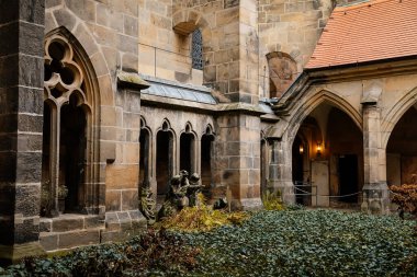 Orta Çağ Gotik Katedrali 'nin (Meissner Dom) iç avlusu, Meissen, Saksonya, Almanya, 08 Aralık 2018' de, kış günü manastır bahçesinde taş kemerler ve heykeller. 