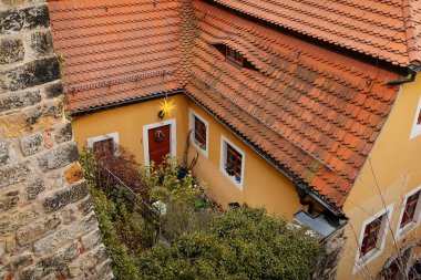 Tarihi Rönesans Evi, Advent Fair Dekorasyonu, pencerenin üstündeki Noel yıldızı, turuncu kaplama çatılı bina, Eski Meissen kasabası, Saksonya, Almanya, 08 Aralık 2018 