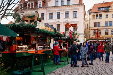 Heinrichsplatz, tarihi renkli Rönesans evleri, El Sanatları ile Adil Dekorasyon ve Dükkanlar. Meissen, Saksonya 'daki Noel Pazarı' ndaki insanlar, Almanya, 08 Aralık 2018 