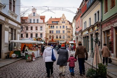 Heinrichsplatz, tarihi renkli Rönesans evleri, El Sanatları ile Adil Dekorasyon ve Dükkanlar. Meissen, Saksonya 'daki Noel Pazarı' ndaki insanlar, Almanya, 08 Aralık 2018 