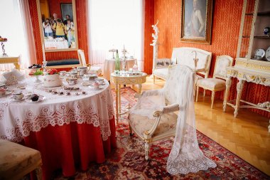 Radun şatosu, Neo-Klasik şato, kırmızı çay salonu, barok ve rokoko oymalı beyaz mobilya, çay, şeker ve porselen için masa örtüsü seti, Çek Cumhuriyeti, Temmuz 06, 2018