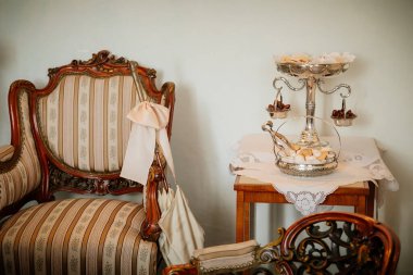 Radun Şatosu, Neo Klasik Şatosu, Hanımlar Salonu, Barok oyulmuş mobilyalar, koltuklar, çay, kurabiye, çiçek süslemeleri için masa örtüsü, Çek Cumhuriyeti, Temmuz 06, 2018